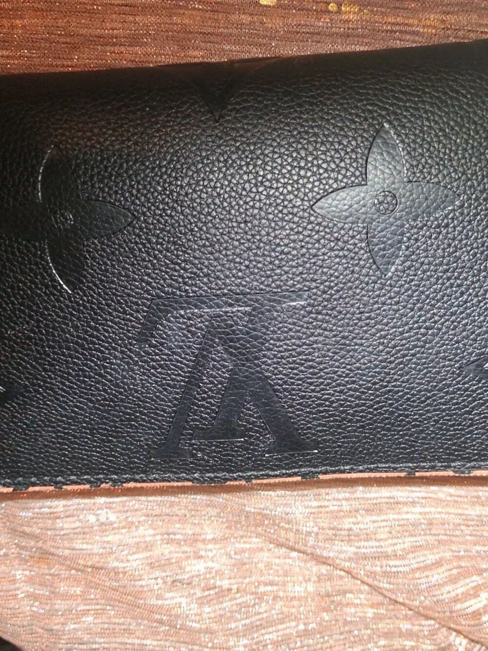 Unknown black wallet